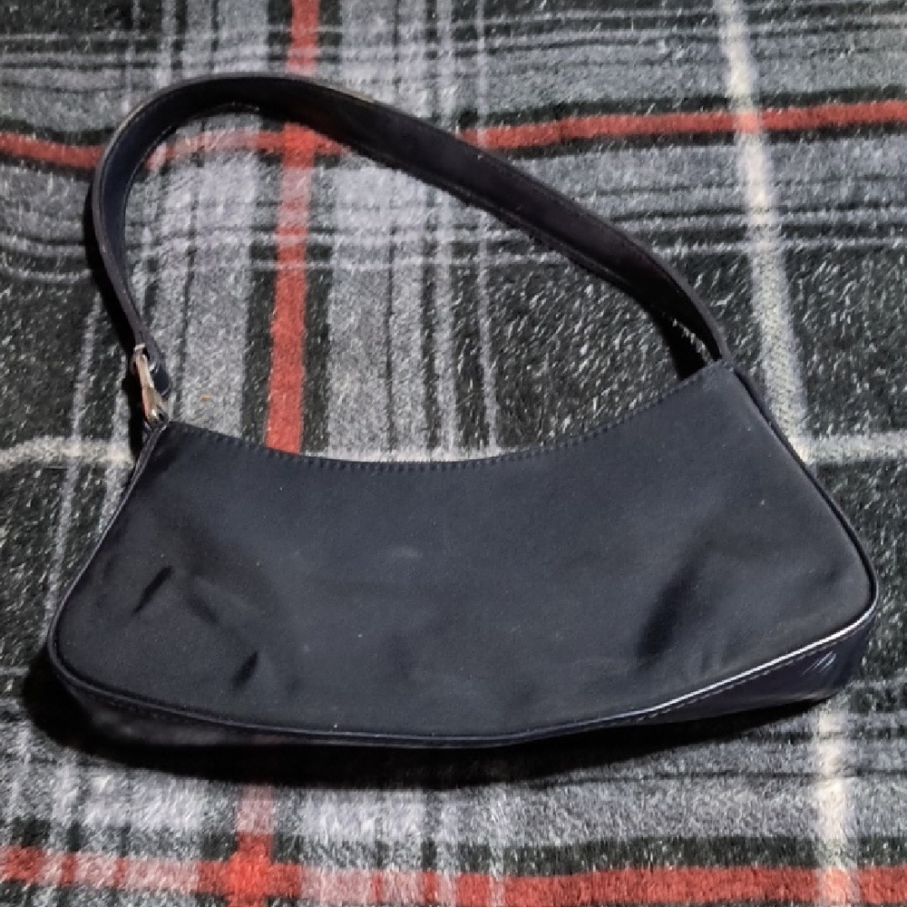 Classic Black Shoulder Bag - Minimal Everyday Carry